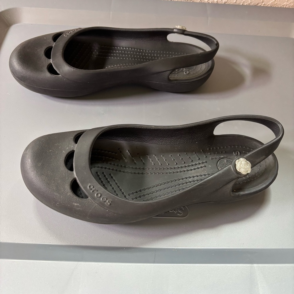 Crocs Women’s Size 9 Jayna Slingback Slip On Flat Shoes Black Cutout Flats - Picture 2 of 7